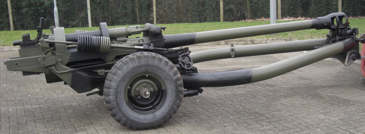 File:Commandos preparing to fire a L118 light gun during Exercise